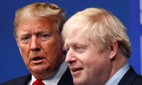Thủ tướng Anh Boris Johnson và Tổng thống Mỹ Donald Trump tại hội nghị các lãnh đạo NATO ở Watford, Anh, hồi tháng 12/2019. Ảnh: Reuters