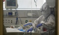 Nhân viên y tế điều trị cho bệnh nhân nhiễm COVID-19 tại phòng áp lực âm bệnh viện Daegu, Hàn Quốc. Ảnh:Tân Hoa Xã