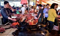 Chợ thịt tươi nổi tiếng ở Indonesia vẫn tấp nập bất chấp đại dịch COVID-19
