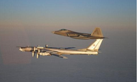 F-22 trong một lần áp sát Tu-95MS Nga.