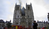 Cháy lớn ở nhà thờ Pháp