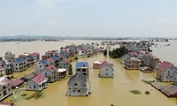 Những căn nhà chìm trong nước lũ ở Giang Tây, Trung Quốc ngày 17/7. Ảnh: Reuters.