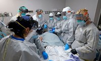 Các bác sĩ tại Houston, Mỹ nỗ lực cứu sống bệnh nhân mắc Covid-19. Ảnh: SCMP