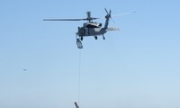 Một chiếc trực thăng Mỹ đang thả hệ thống AN/AQS-235 AMNS xuống biển. Ảnh: Ronald Newsome