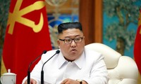 Nhà lãnh đạo Triều Tiên Kim Jong Un tổ chức một cuộc họp mở rộng khẩn cấp của Bộ Chính trị của Ủy ban Trung ương Đảng Lao động Triều Tiên trong bức ảnh được KCNA công bố vào ngày 25/7. Ảnh: KCNA.