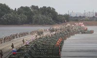 Xem quân đội Nga lần đầu ráp cầu nổi vượt sông dài hơn 1300m