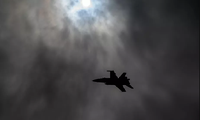 Thót tim cảnh tiêm kích F/A-18 tiếp nhiên liệu giữa sấm sét