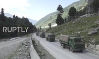 Xe quân sự Ấn Độ rầm rập tiến về phía biên giới Trung Quốc