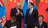 Thủ tướng Bainimarama của Fiji (trái) và thủ tướng Trung Quốc Lý Khắc Cường (phải) trong một lần gặp năm 2017 - Ảnh: Getty