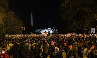 Biển người tụ tập gần Nhà Trắng trong đêm bầu cử. Ảnh: RT