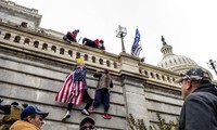 Người biểu tình trèo tường, bao vây Điện Capitol