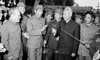 Thủ tướng Phạm Văn Đồng và các chiến sỹ công an nhân dân trong ngày ngành Công an đón nhận danh hiệu Anh hùng Lực lượng vũ trang nhân dân (5/1/1980). Ảnh tư liệu