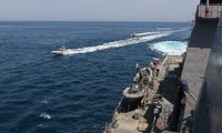 Các tàu của IRCG chạy gần các tàu tuần duyên Mỹ trên Vịnh Ba Tư hồi tháng 4/2020. Ảnh: Reuters