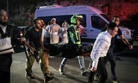 Chuyển người bị thương đi cấp cứu. Ảnh: timesofisrael.com