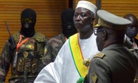 Tổng thống lâm thời Mali Bah Ndaw (áo trắng). Ảnh: TRT World