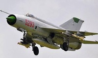 Tiêm kích MiG-21 mất lái, cắm đầu xuống đất trong cuộc diễu hành quân sự ở Libya