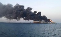 Tàu IRIS Kharg bốc cháy hôm 1/6. Ảnh: Iran Press.