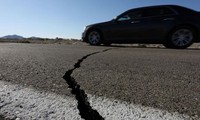 Một đoạn đường bị nứt do trận động đất trước đó tại California. Ảnh: Reuters