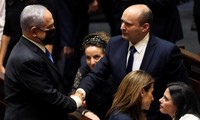 Ông Benjamin Netanyahu (trái) bắt tay với chính trị gia cực hữu Naftali Bennett, người sẽ kế nhiệm vị trí thủ tướng Israel của ông. Ảnh: Reuters.