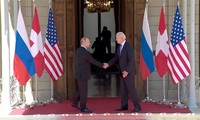 Tổng thống Putin và Tổng thống Biden bắt tay trước cuộc họp. (Ảnh: Pool/CNN)