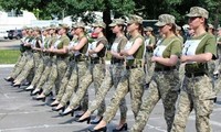 Hình ảnh do Bộ Quốc phòng Ukraine công bố cho thấy các nữ quân nhân phải mang giày cao gót khi tập duyệt binh. Ảnh: Bộ Quốc phòng Ukraine.