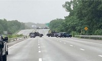 Cảnh sát chặn đoạn xa lộ I-95 bên ngoài Boston, Massachusetts. Ảnh: Sở Cảnh sát bang Massachusetts