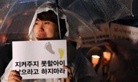 Một phụ nữ tham gia cuộc biểu tình nến chống lại tội phạm tình dục ở Seoul. Ảnh: Yonhap