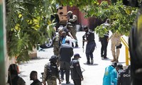 Cảnh sát Haiti truy tìm bằng chứng bên ngoài tư dinh Tổng thống Jovenel Moise ở ngoại ô thủ đô Port-au-Prince, Haiti. Ảnh: New York Times.
