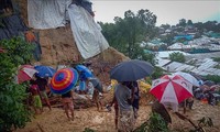 Nhà cửa bị chôn vùi sau trận lũ lụt và lở đất tại trại tị nạn Balukhali, Bangladesh, ngày 27/7/2021. Ảnh minh họa: AFP/TTXVN