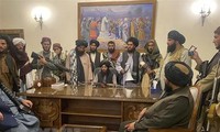 Các chỉ huy Taliban kiểm soát Phủ Tổng thống Afghanistan tại Kabul, ngày 15/8. (Ảnh: AP/TTXVN)
