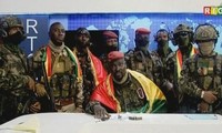 Nhóm binh sĩ phe đảo chính ở Guinea lên sóng truyền hình quốc gia tuyên bố giải tán chính phủ. Ảnh: Al Jazeera