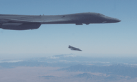 Máy bay B-1B Lancer phóng tên lửa AGM-158 JASSM. Ảnh: Không quân Mỹ