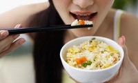 Những sai lầm nghiêm trọng khi ăn cơm có thể khiến bạn rước bệnh vào thân