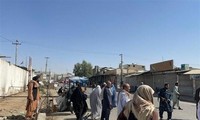 Người dân tập trung tại hiện trường vụ nổ tại Afghanistan. (Ảnh: AA/TTXVN)