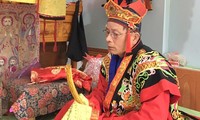 Thầy Tào có vai trò quan trọng trong lễ cúng đầy tháng cho trẻ của người Tày. Ảnh: Báo Tuyên Quang