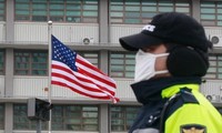 Cảnh sát đứng gác bên ngoài Đại sứ quán Mỹ tại Seoul, Hàn Quốc, hồi tháng 3/2015. Ảnh minh họa: AP 