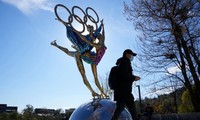 Một tác phẩm điêu khắc cho Olympic Bắc Kinh 2022. Ảnh: AP.