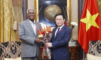 Tổng Bí thư Đảng Cộng sản Ấn Độ D. Raja tặng hoa chúc mừng Chủ tịch Quốc hội Vương Đình Huệ thăm chính thức Ấn Độ. (Ảnh: Doãn Tấn/TTXVN)