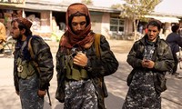Các thành viên Taliban tại một chốt kiểm soát ở Kabul, Afghanistan - Ảnh: REUTERS