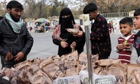 Người dân Afghanistan mua thực phẩm từ một gánh hàng rong ở Kabul, Afghanistan. Ảnh: Reuters