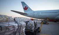 Hàng viện trợ cho Ukraine được đưa lên máy bay tại sân bay Pearson, Toronto, Canada. Ảnh: AP