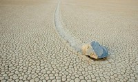 Giải mã bí ẩn về những ‘hòn đá biết đi’ tại thung lũng chết