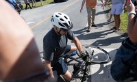 THẾ GIỚI 24H: Tổng thống Mỹ bị ngã xe đạp
