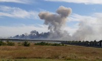 Khói bốc lên sau một loạt tiếng nổ tại sân bay quân sự của Nga trên bán đảo Crimea ngày 9/8. Ảnh - Reuters