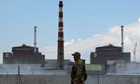 Binh sĩ Nga đứng gác gần nhà máy điện hạt nhân Zaporizhzhia. Ảnh: Reuters