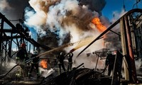 Nhân viên cứu hỏa nỗ lực kiểm soát đám cháy tại một nhà máy điện ở Kiev. Ảnh: GettyImages