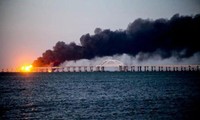 Vụ cháy trên cầu nối Crimea với đất liền Nga ngày 10-10. Ảnh: REUTERS