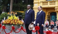 Chủ tịch nước Nguyễn Xuân Phúc chủ trì lễ đón Tổng thống Uganda 