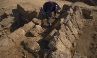 Bất ngờ phát hiện hơn 60 ngôi mộ cổ thời La Mã tại Gaza 