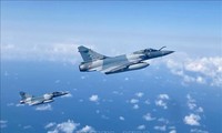 Máy bay chiến đấu Mirage 2000 của Pháp tuần tra không phận Estonia, thực thi sứ mệnh bảo vệ bầu trời của NATO, ngày 30/3/2022. Ảnh: AFP/TTXVN